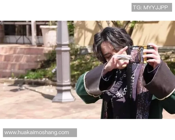 足球明星化身假面骑士的精彩瞬间与魅力形象展示